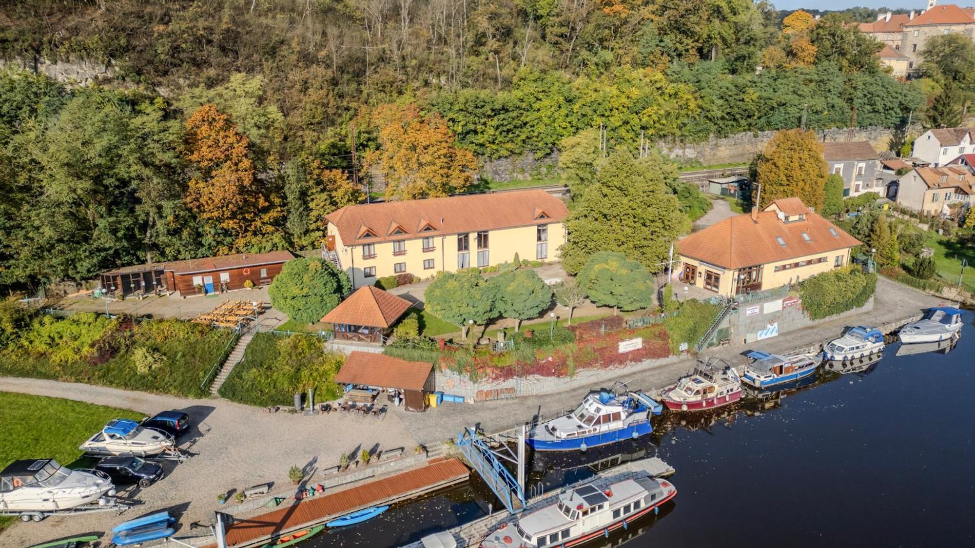 Отель Marina Vltava Nelahozeves Экстерьер фото