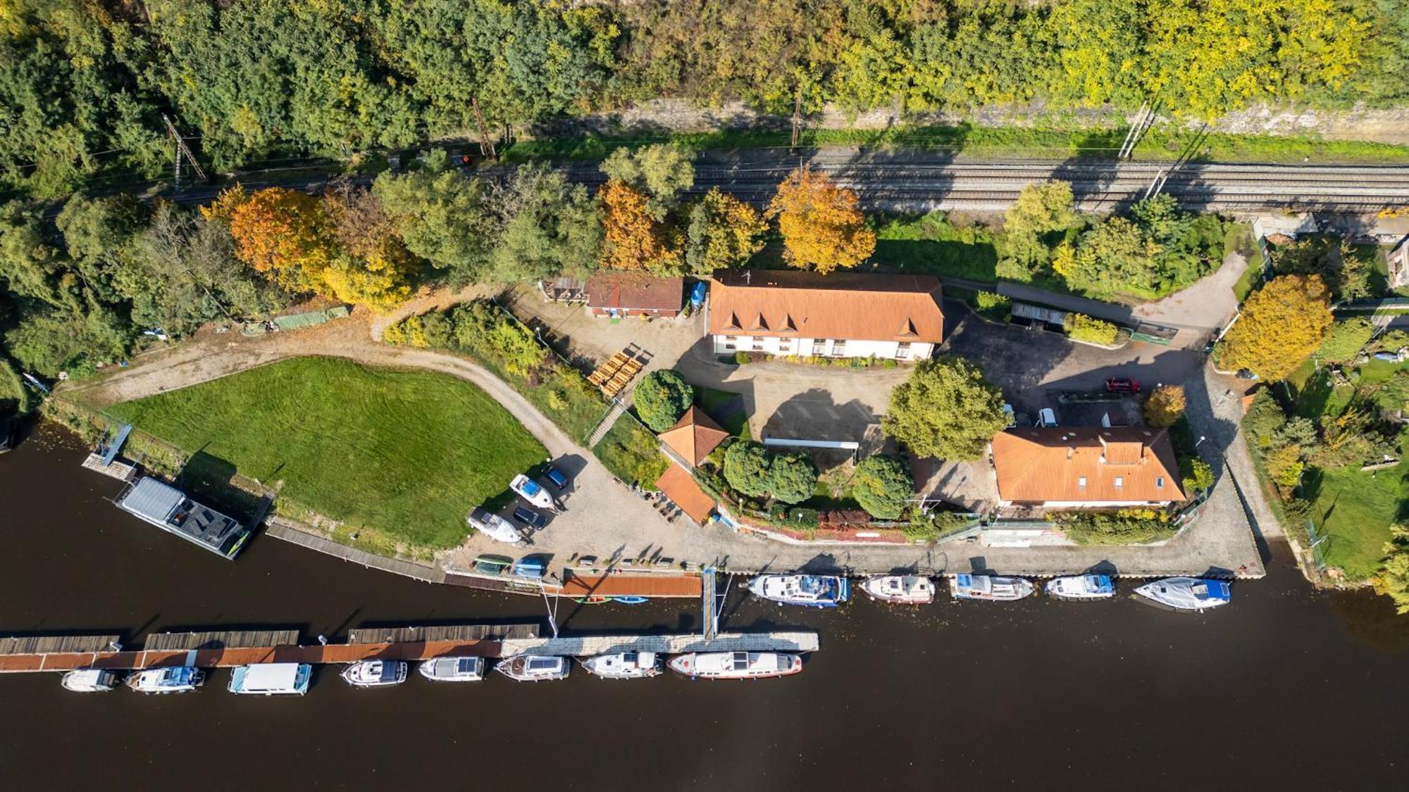 Отель Marina Vltava Nelahozeves Экстерьер фото